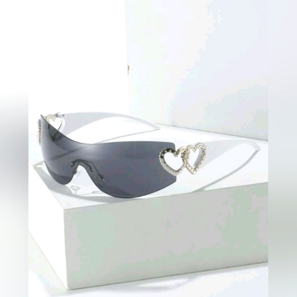 Heart Decor Wrap Design Sunglasses With Case